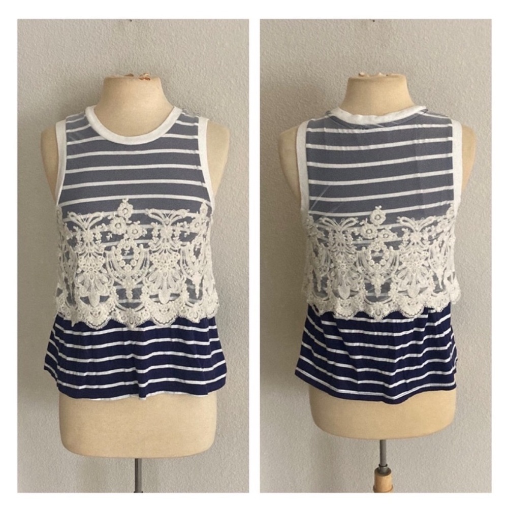 ❤️$10 Postmark lace overlay tank